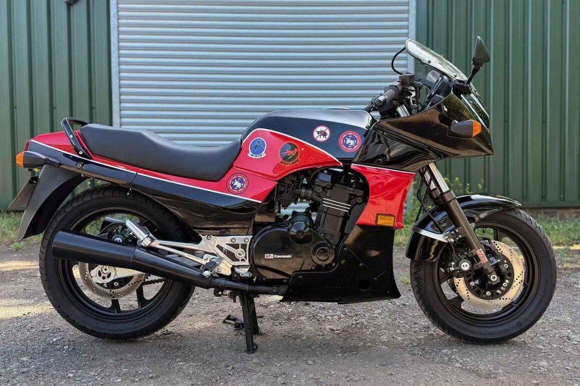 Kawasaki GPz900R Top Gun replica